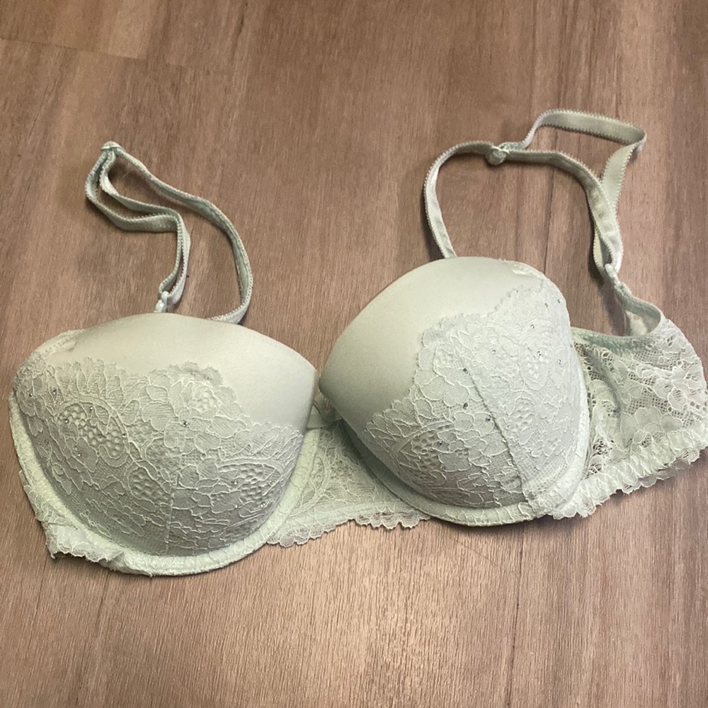32D Victoria Secret bra